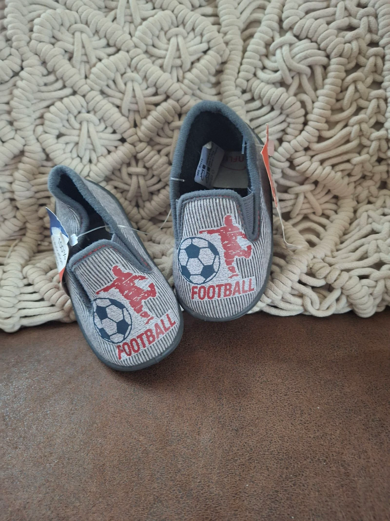 Chaussons bebe football  neufs avec étiquette pointure 19